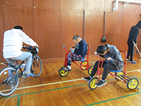 体育館で自転車遊び